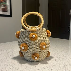 NWOT Woven bucket bag - flower detail